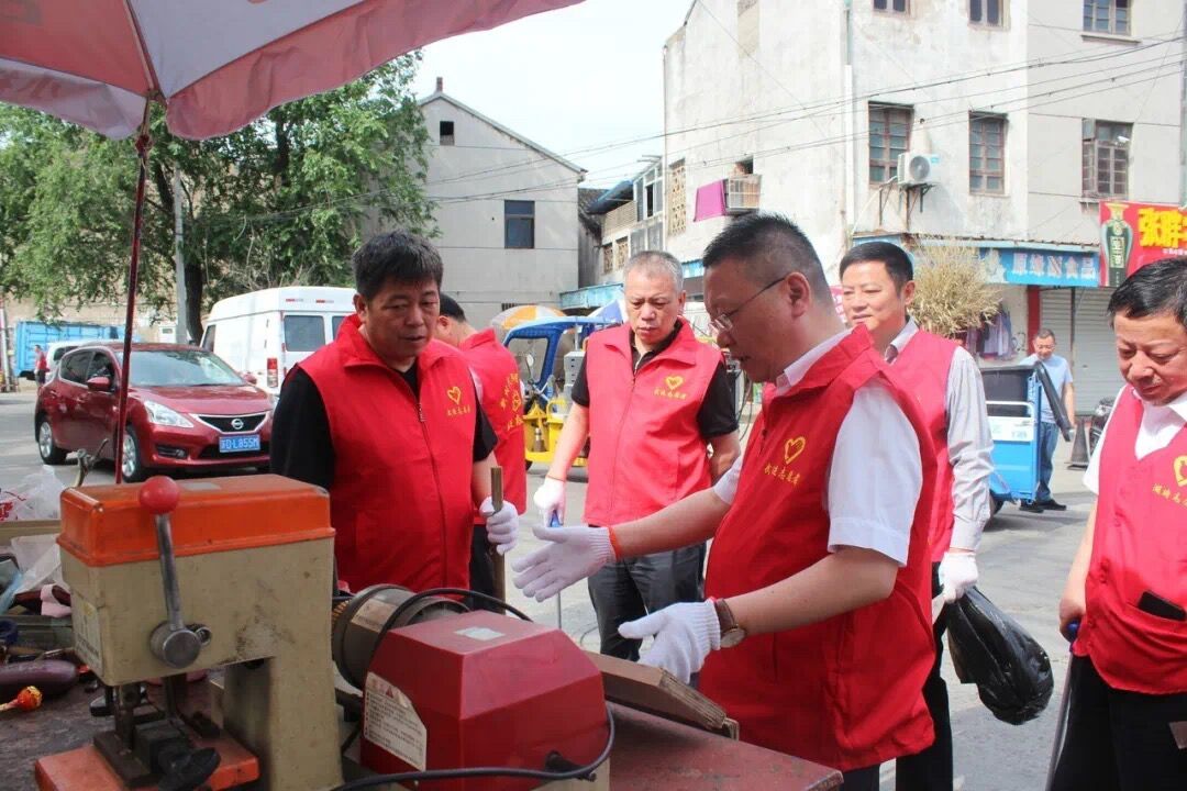 區(qū)領(lǐng)導帶頭參加“文明實踐 美麗家園”志愿服務 